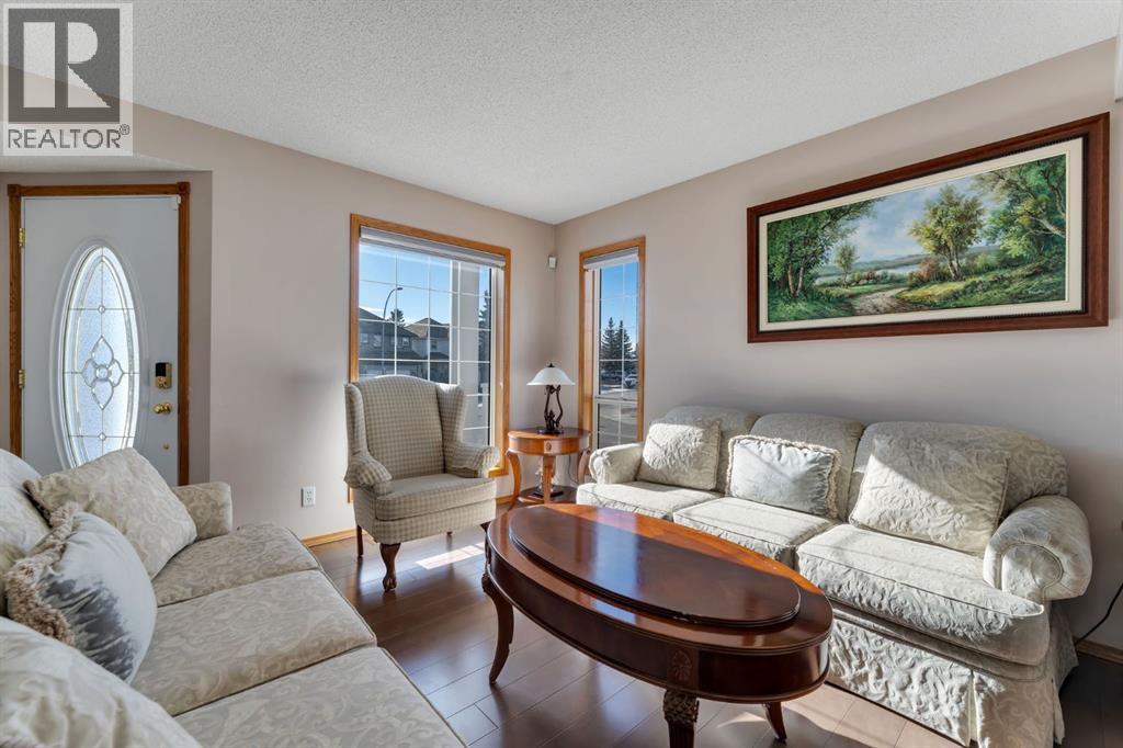 717 Coral Springs Boulevard Ne, Calgary, AB - Indoor Photo Showing Living Room