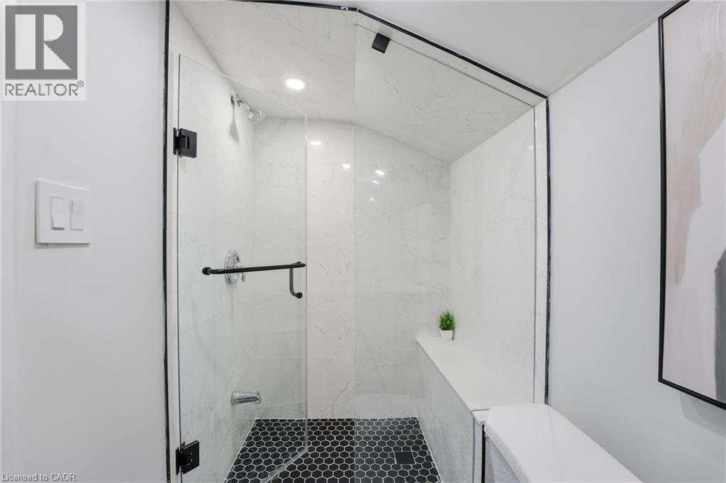 Full bath with a marble finish shower - 4255 William Street, Beamsville, ON - Indoor Photo Showing Bathroom