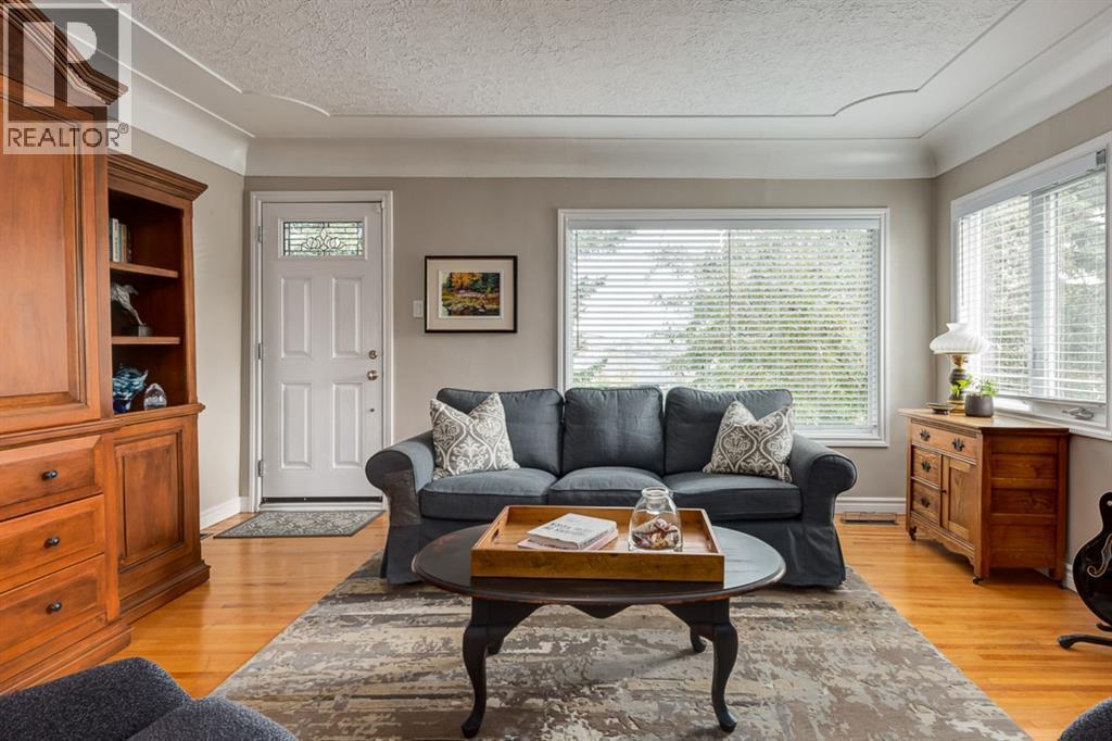 817 17 Avenue Se, Calgary, AB - Indoor Photo Showing Living Room