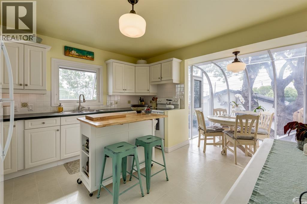 817 17 Avenue Se, Calgary, AB - Indoor