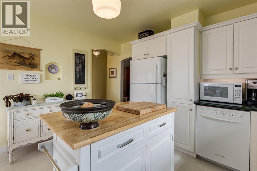 817 17 Avenue Se, Calgary, AB - Indoor Photo Showing Kitchen