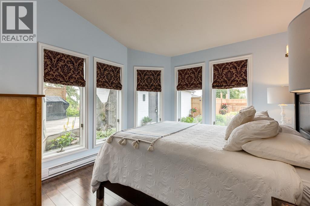 817 17 Avenue Se, Calgary, AB - Indoor Photo Showing Bedroom