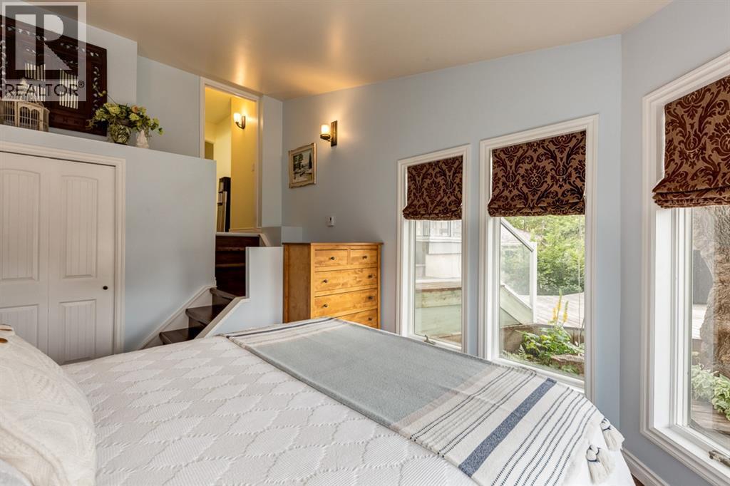 817 17 Avenue Se, Calgary, AB - Indoor Photo Showing Bedroom