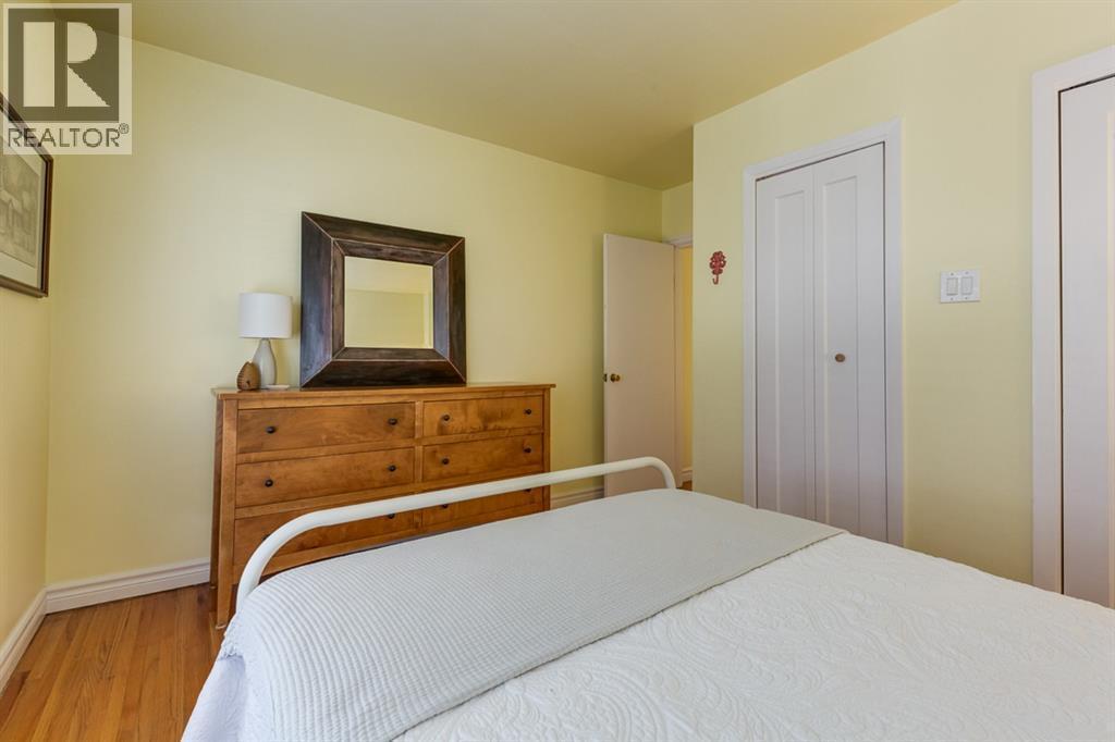 817 17 Avenue Se, Calgary, AB - Indoor Photo Showing Bedroom