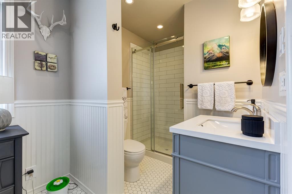 817 17 Avenue Se, Calgary, AB - Indoor Photo Showing Bathroom