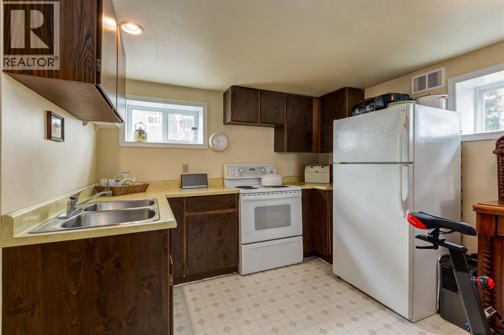 817 17 Avenue Se, Calgary, AB - Indoor Photo Showing Kitchen With Double Sink