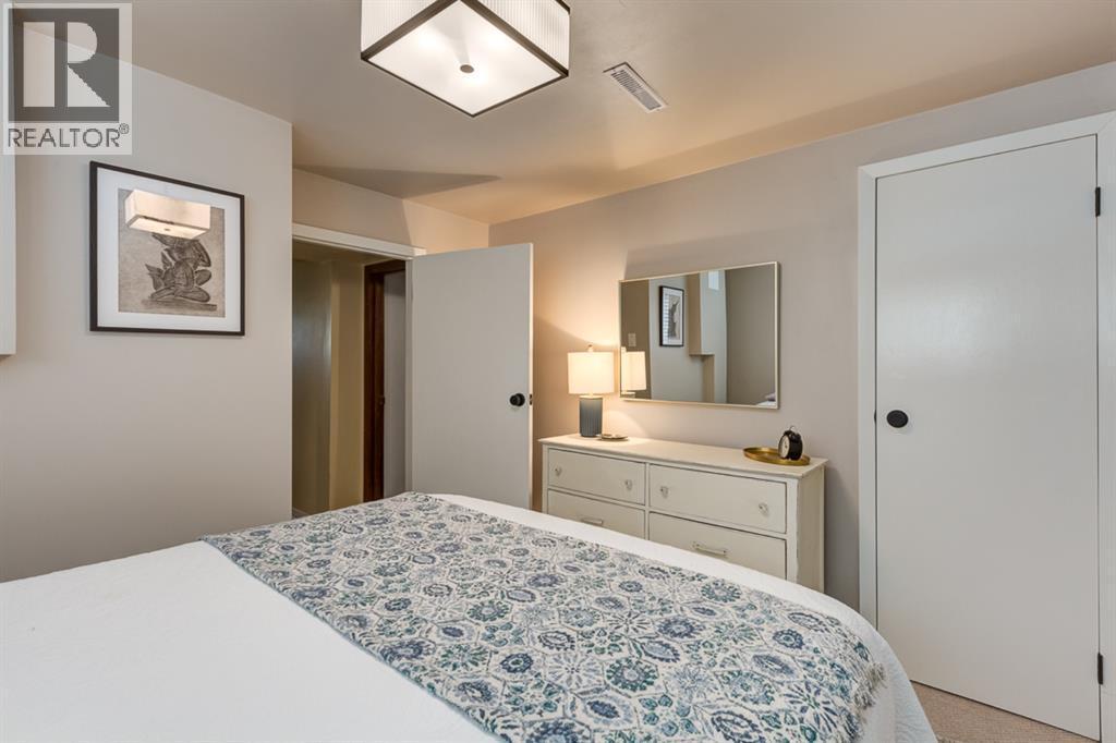 817 17 Avenue Se, Calgary, AB - Indoor Photo Showing Bedroom