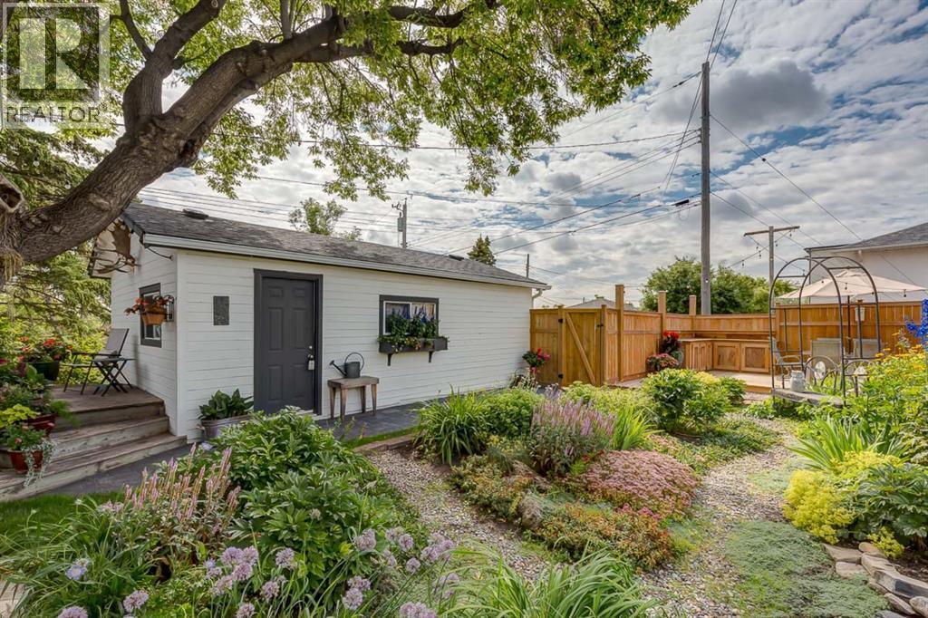 817 17 Avenue Se, Calgary, AB - Outdoor