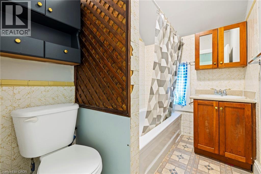 244 N Wellington Street N, Hamilton, ON - Indoor Photo Showing Bathroom