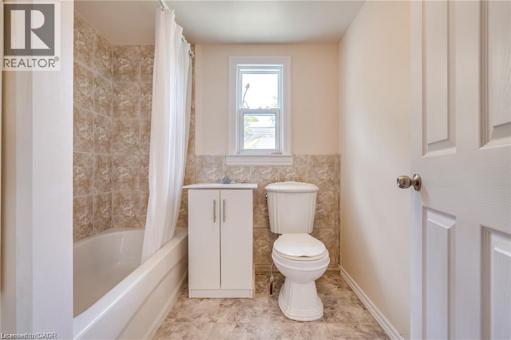 244 N Wellington Street N, Hamilton, ON - Indoor Photo Showing Bathroom