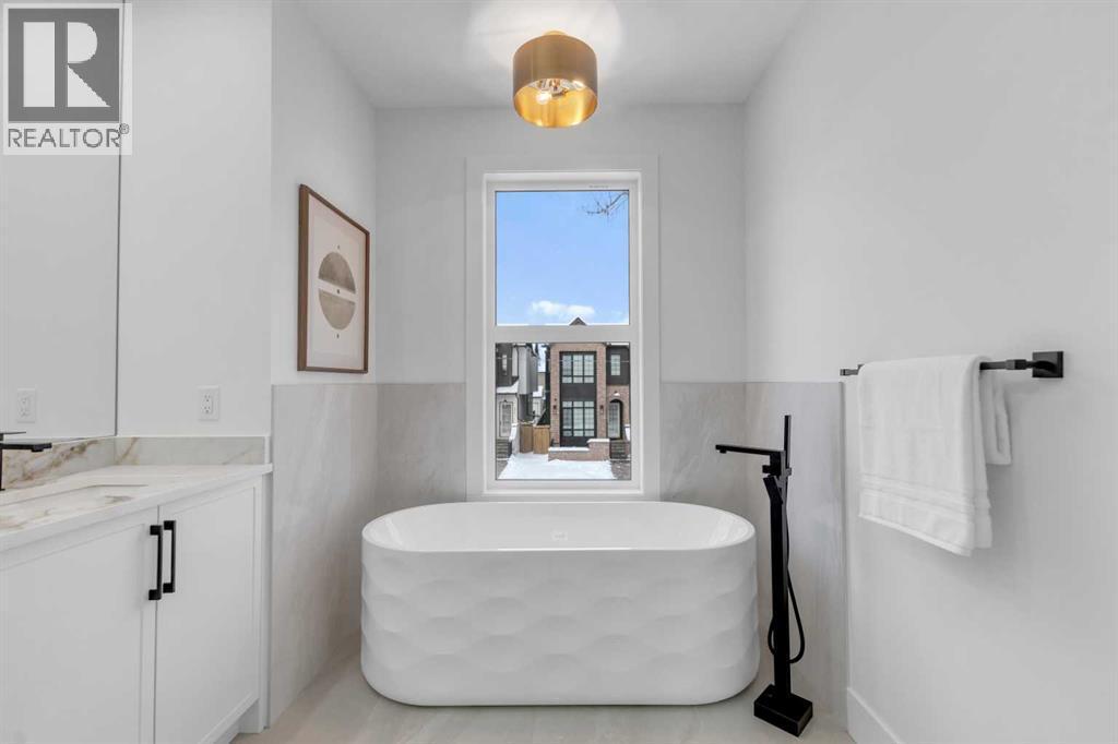 629 21 Avenue Nw, Calgary, AB - Indoor Photo Showing Bathroom