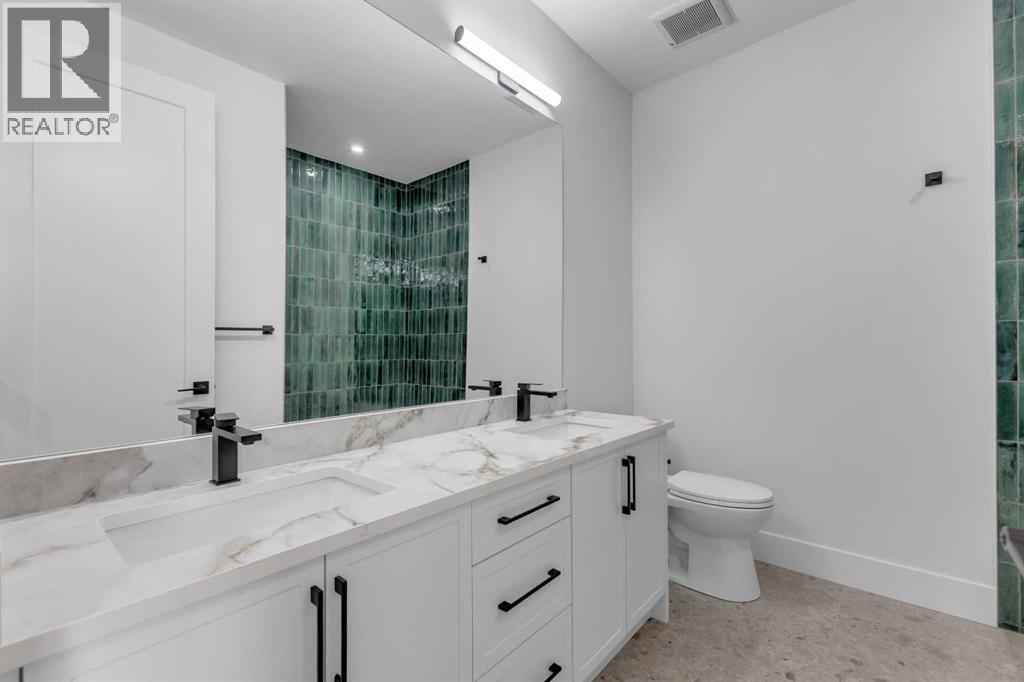 629 21 Avenue Nw, Calgary, AB - Indoor Photo Showing Bathroom