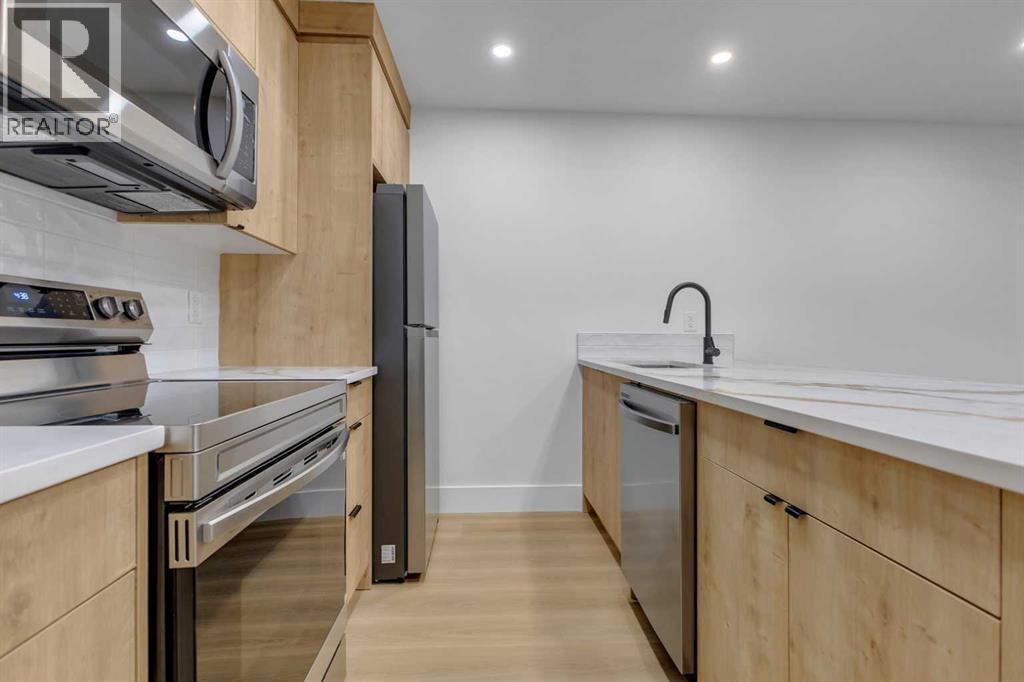 629 21 Avenue Nw, Calgary, AB - Indoor Photo Showing Kitchen