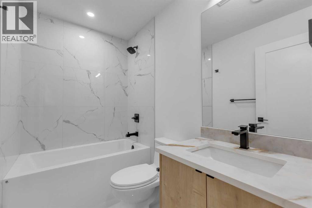 629 21 Avenue Nw, Calgary, AB - Indoor Photo Showing Bathroom