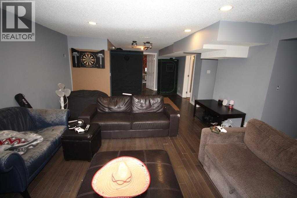 3824 Bantford Drive Nw, Calgary, AB - Indoor Photo Showing Living Room