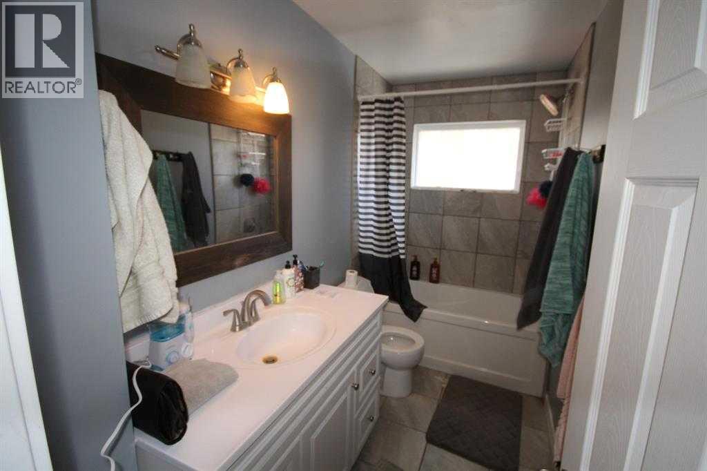 3824 Bantford Drive Nw, Calgary, AB - Indoor Photo Showing Bathroom