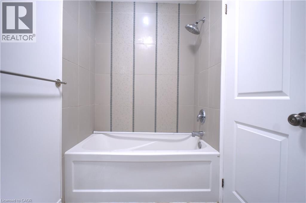 Bathroom featuring shower / bath combination - 919 Zeller Crescent, Kitchener, ON - Indoor Photo Showing Bathroom