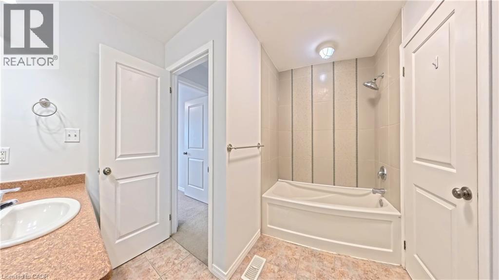Full bath featuring vanity and shower / bath combination - 919 Zeller Crescent, Kitchener, ON - Indoor Photo Showing Bathroom