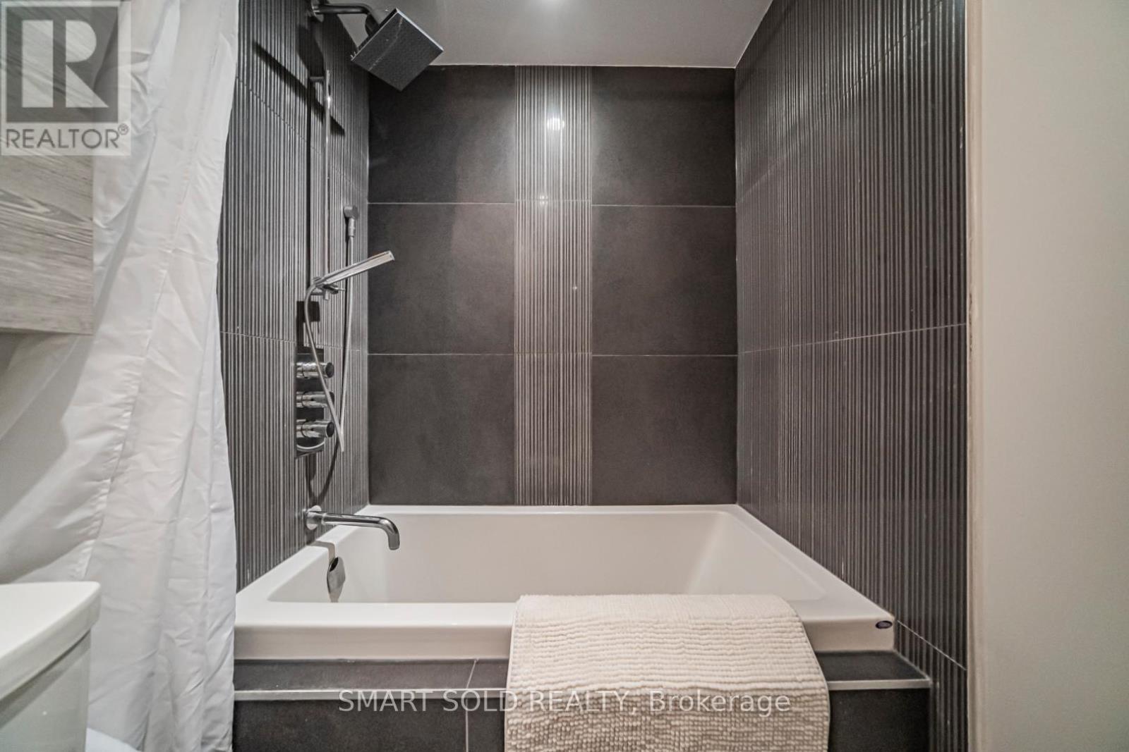 3203 - 5 St Joseph Street, Toronto, ON - Indoor Photo Showing Bathroom