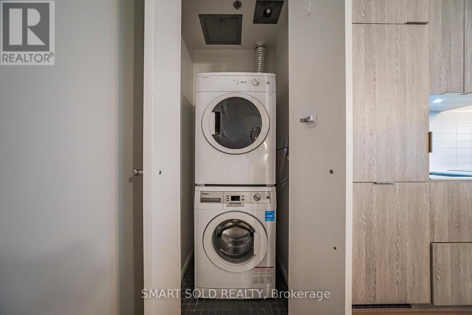 3203 - 5 St Joseph Street, Toronto, ON - Indoor Photo Showing Laundry Room