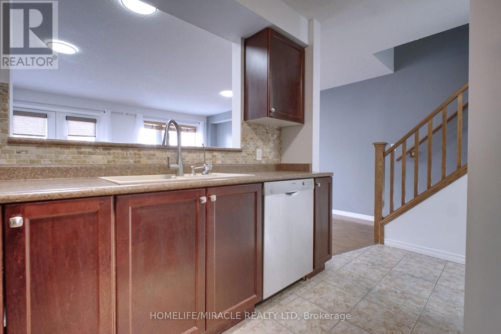 919 Zeller Crescent, Kitchener, ON - Indoor Photo Showing Kitchen