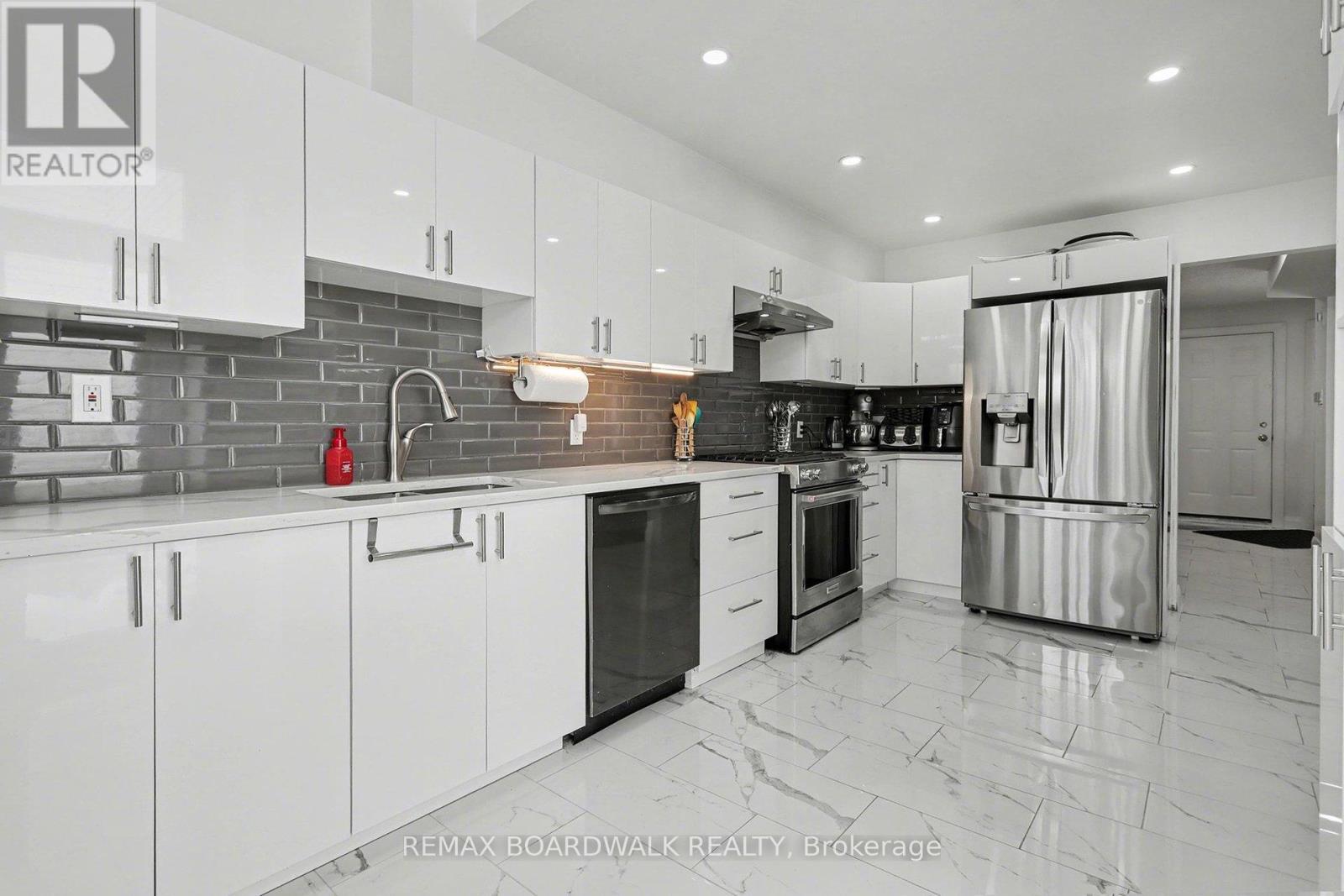 1827 Hialeah Drive, Ottawa, ON - Indoor Photo Showing Kitchen With Upgraded Kitchen