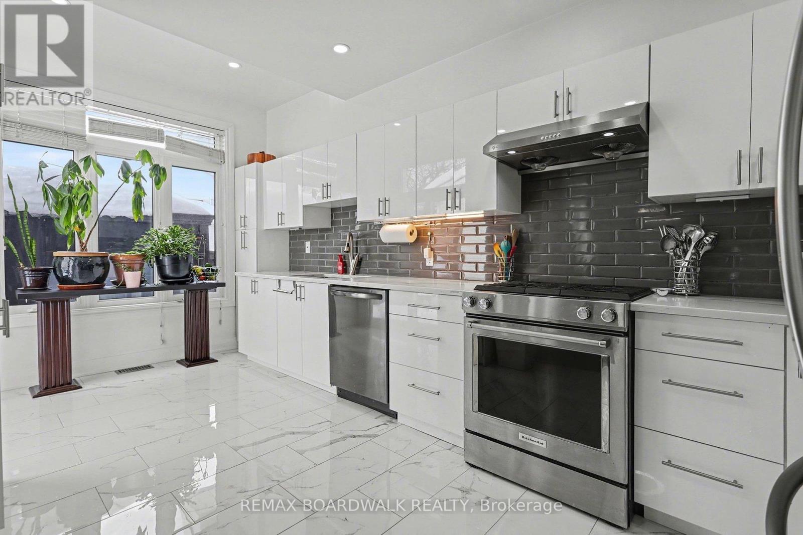 1827 Hialeah Drive, Ottawa, ON - Indoor Photo Showing Kitchen With Upgraded Kitchen