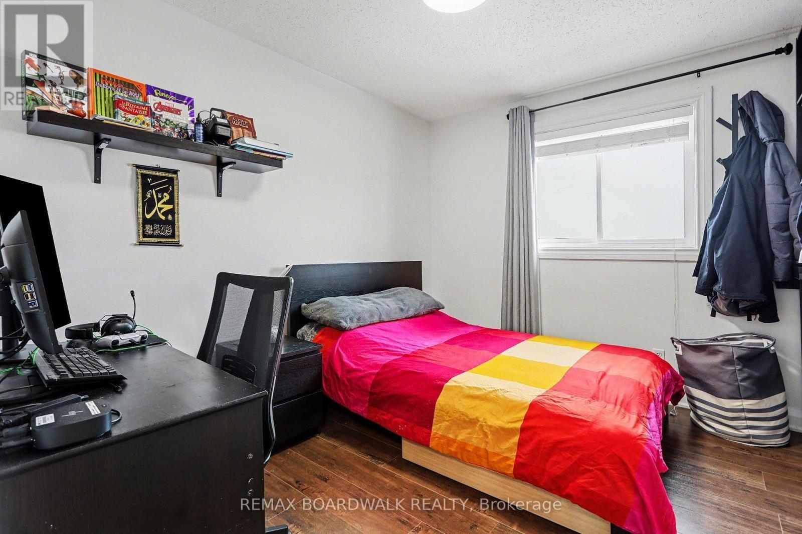 1827 Hialeah Drive, Ottawa, ON - Indoor Photo Showing Bedroom