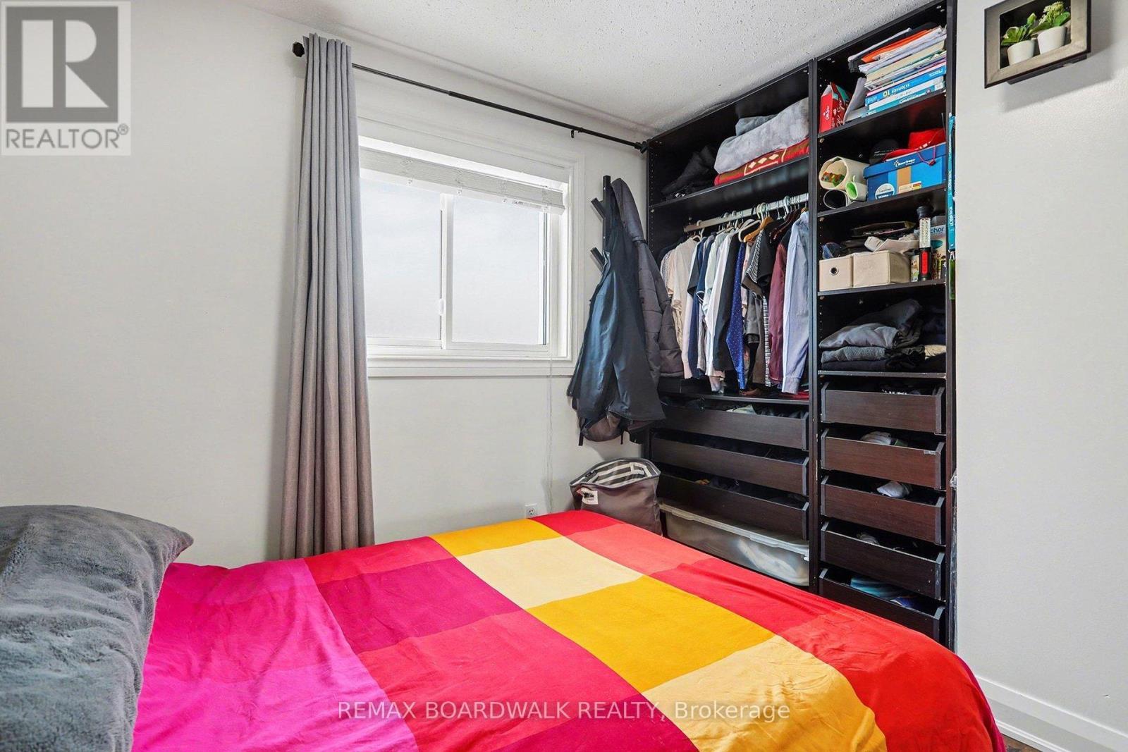 1827 Hialeah Drive, Ottawa, ON - Indoor Photo Showing Bedroom