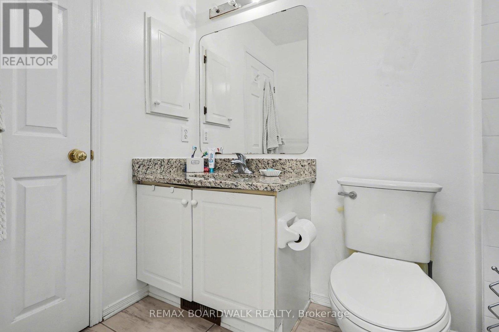 1827 Hialeah Drive, Ottawa, ON - Indoor Photo Showing Bathroom