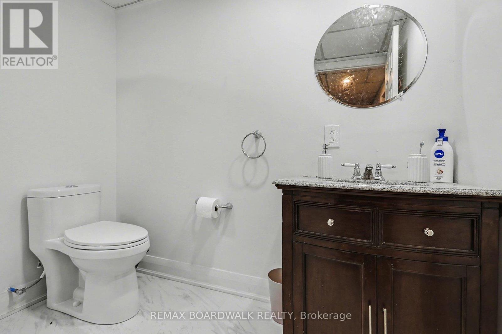 1827 Hialeah Drive, Ottawa, ON - Indoor Photo Showing Bathroom