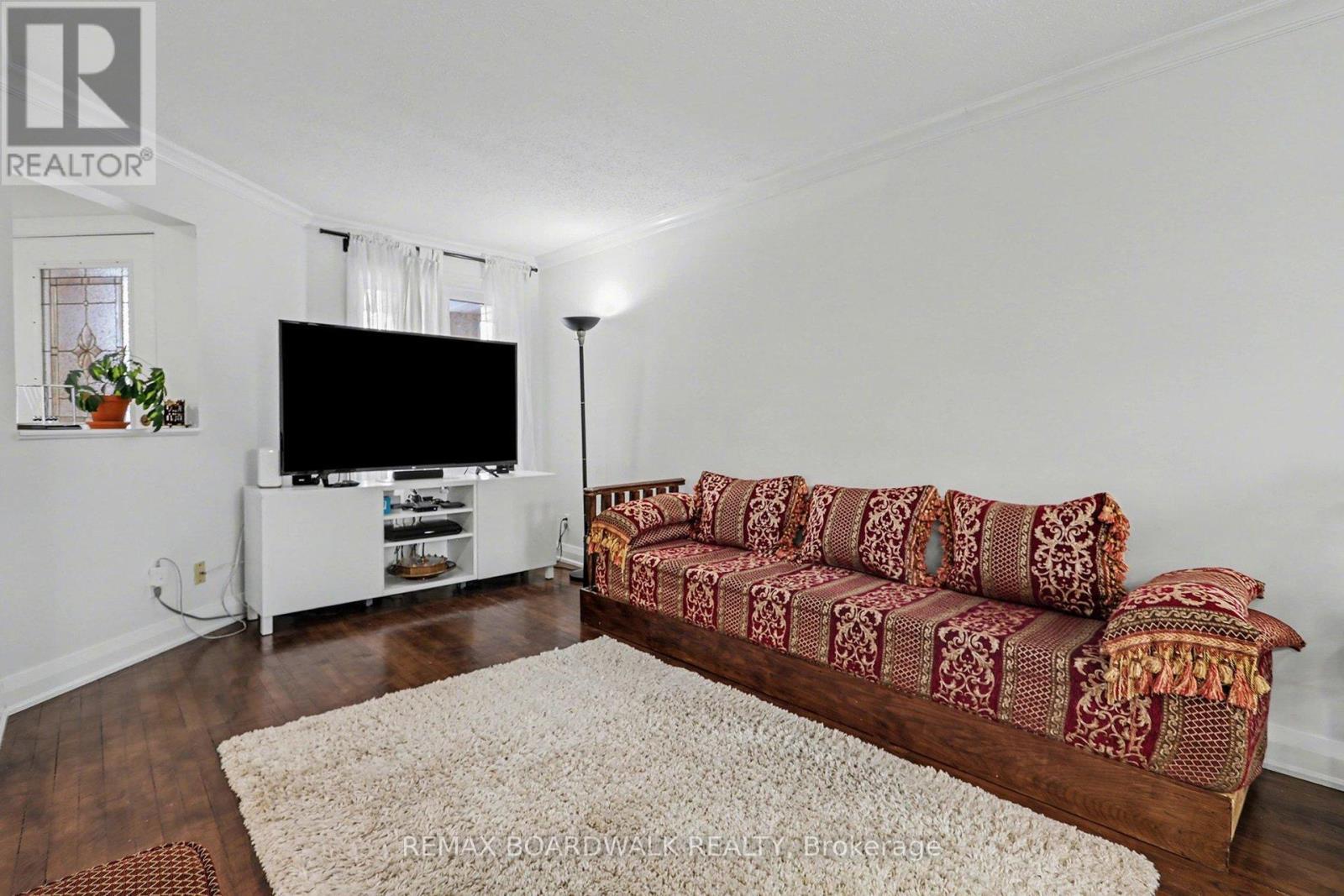1827 Hialeah Drive, Ottawa, ON - Indoor Photo Showing Living Room