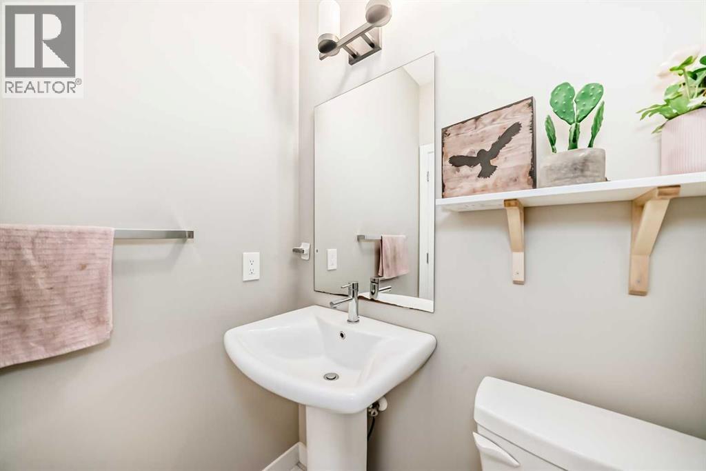 41 Shawnee Green Sw, Calgary, AB - Indoor Photo Showing Bathroom