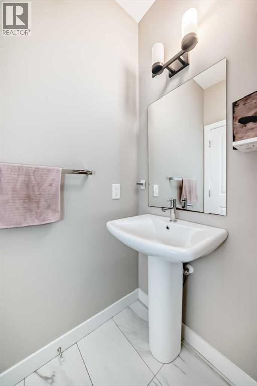 41 Shawnee Green Sw, Calgary, AB - Indoor Photo Showing Bathroom