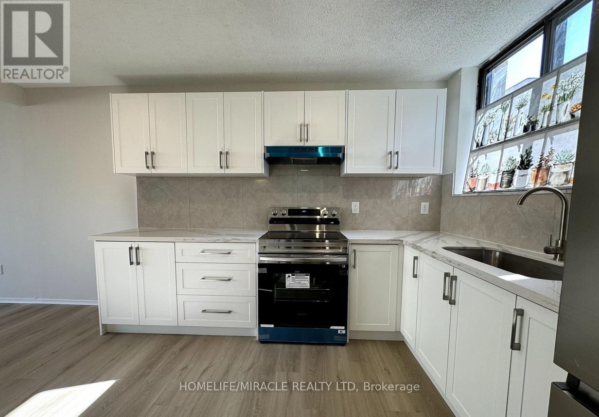 303 - 665 Kennedy Road, Toronto, ON - Indoor Photo Showing Kitchen