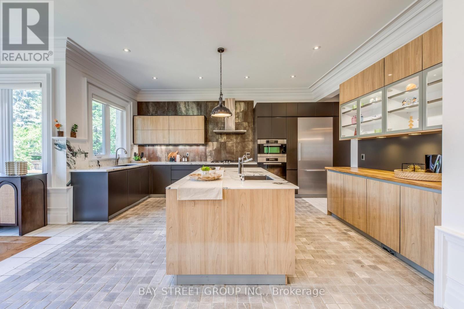 132 Crestwood Road, Vaughan, ON - Indoor Photo Showing Kitchen With Upgraded Kitchen
