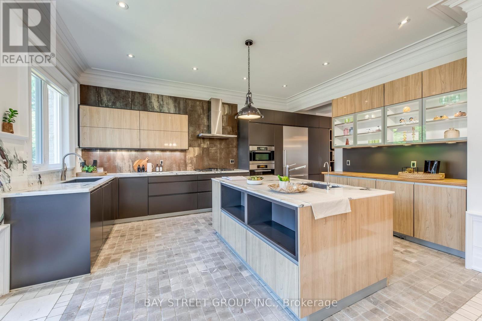 132 Crestwood Road, Vaughan, ON - Indoor Photo Showing Kitchen With Upgraded Kitchen