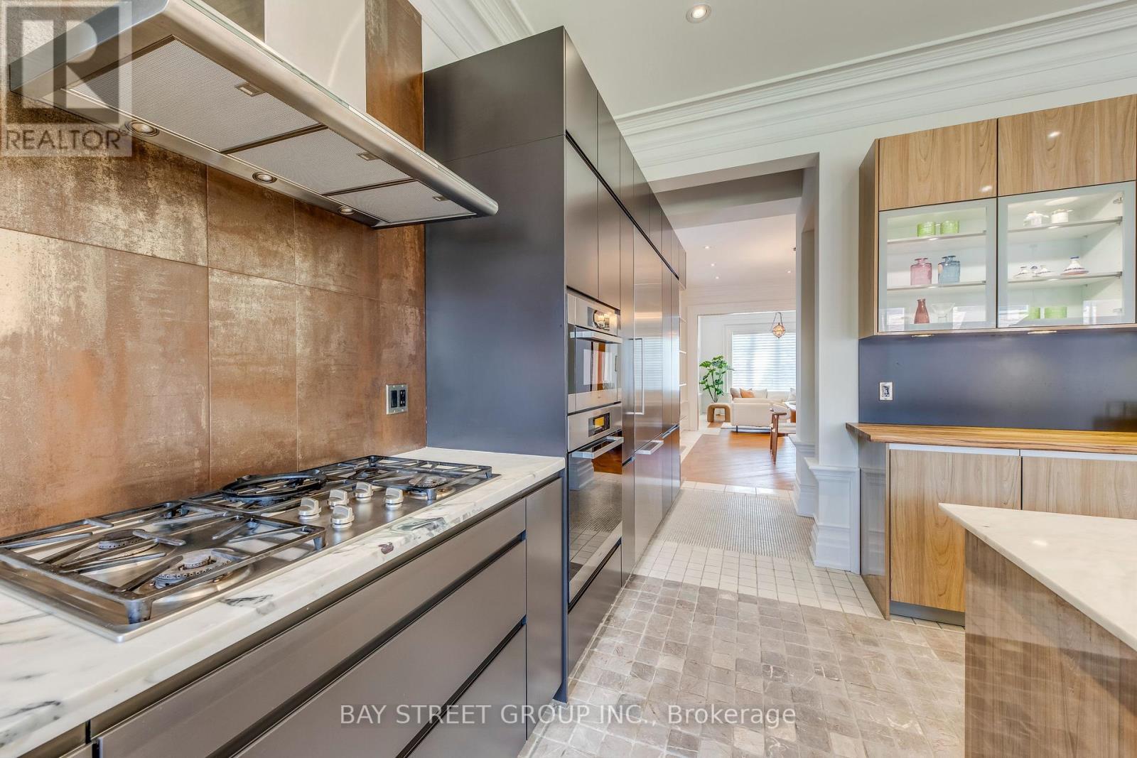132 Crestwood Road, Vaughan, ON - Indoor Photo Showing Kitchen