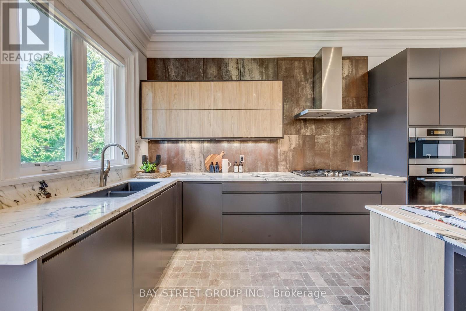 132 Crestwood Road, Vaughan, ON - Indoor Photo Showing Kitchen With Double Sink With Upgraded Kitchen