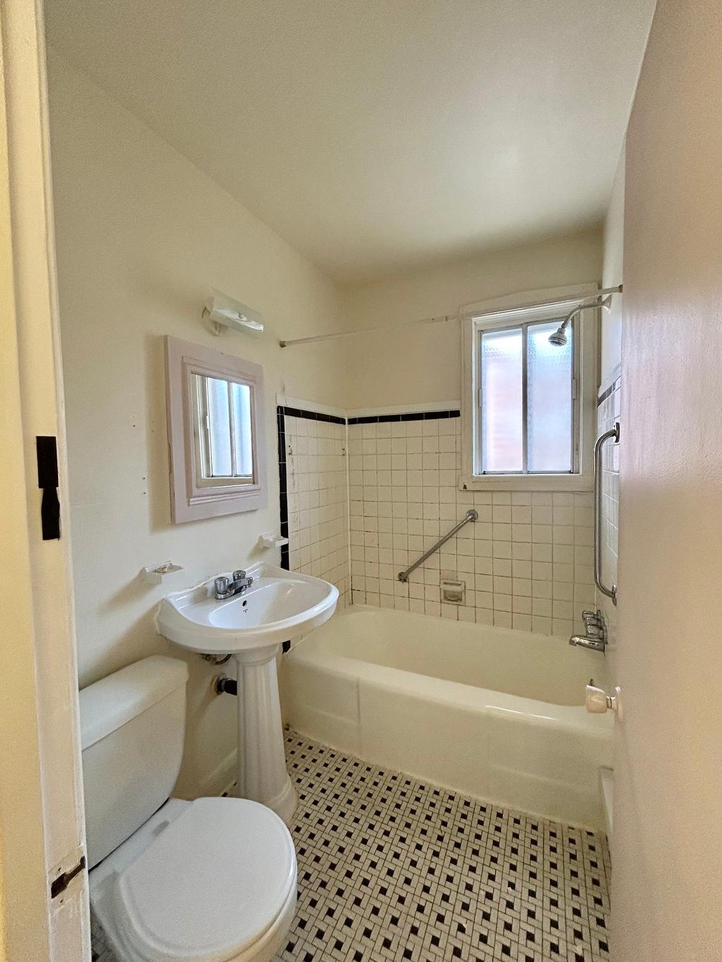 Bathroom - 98A 9E Avenue, Montréal (Lasalle), QC - Indoor Photo Showing Bathroom