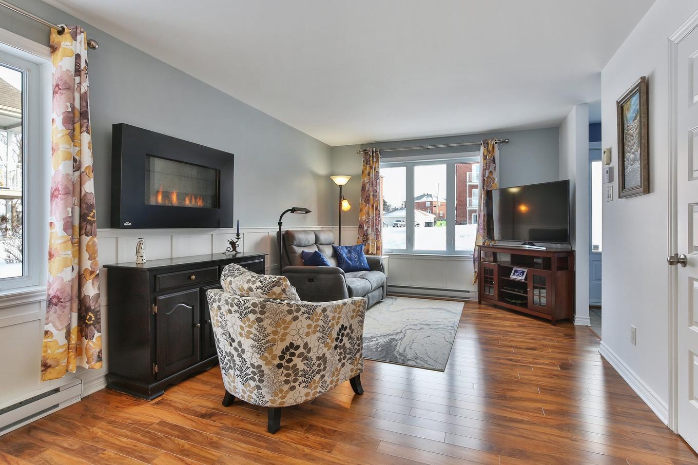 Living room - 190 Rue Des Échevins, Saint-Jean-Sur-Richelieu, QC - Indoor Photo Showing Living Room With Fireplace