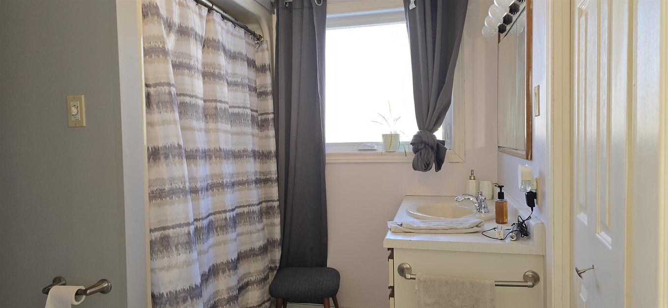 663 Barrie Dr, Oliver Paipoonge, ON - Indoor Photo Showing Bathroom