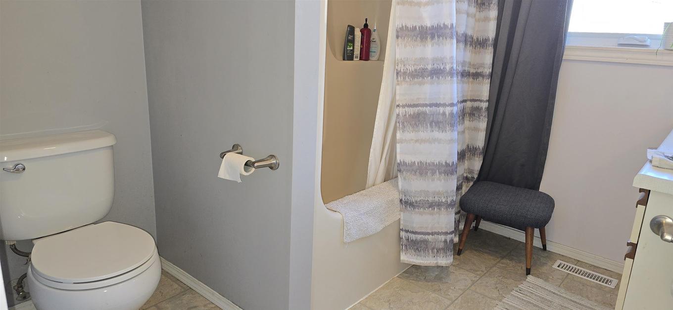 663 Barrie Dr, Oliver Paipoonge, ON - Indoor Photo Showing Bathroom