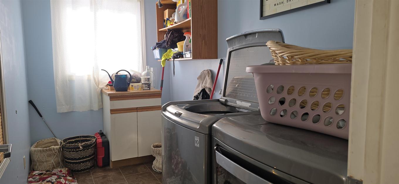663 Barrie Dr, Oliver Paipoonge, ON - Indoor Photo Showing Laundry Room