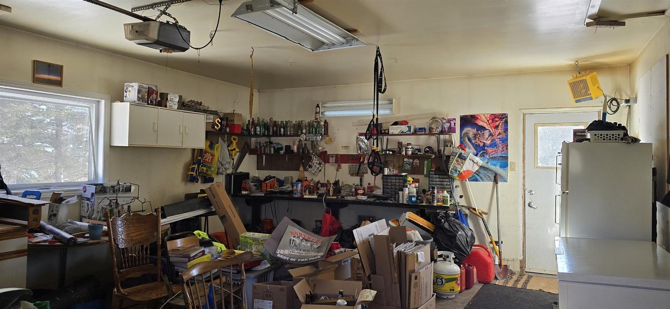 663 Barrie Dr, Oliver Paipoonge, ON - Indoor Photo Showing Garage