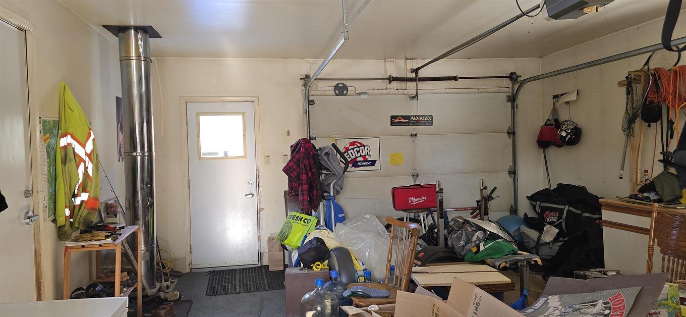 663 Barrie Dr, Oliver Paipoonge, ON - Indoor Photo Showing Garage