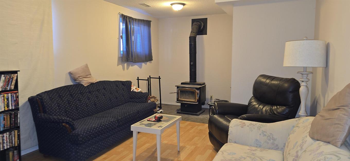 663 Barrie Dr, Oliver Paipoonge, ON - Indoor Photo Showing Living Room