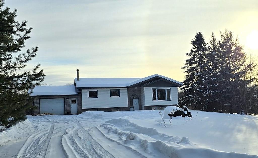 663 Barrie Dr, Oliver Paipoonge, ON - Outdoor With Facade