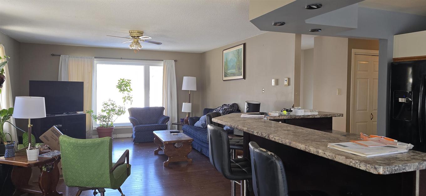 663 Barrie Dr, Oliver Paipoonge, ON - Indoor Photo Showing Living Room