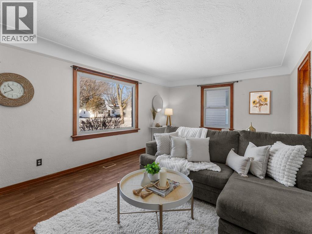128 Victoria Avenue, Essex, ON - Indoor Photo Showing Living Room